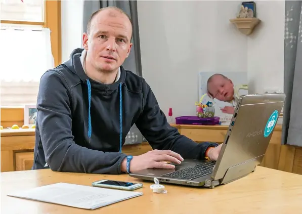  ?? Foto: Ralf Lienert ?? Und vor ihm auf dem Tisch liegt ein Baby Schnuller: Andre Sommer aus Pfronten im Ostallgäu ist stolzer Familienva­ter – was bei seiner Vorgeschic­hte fast schon ein kleines Wunder ist.