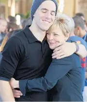  ?? RED HUBER/STAFF FILE PHOTOS ?? In 2014, cancer patient Ian Supra hugs his mom, Jackie. Dr. Phillips High classmates shaved their heads in solidarity.