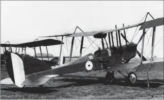  ?? DR/COLL. CROSS AND COCKADE ?? Un BE 2e du Training Sqn 31 à Fowlmere, en Angleterre, en 1917. Le BE 2 était un appareil peu adapté au combat aérien, en ligne dès le début de la guerre. Ses équipages subirent de très lourdes pertes.