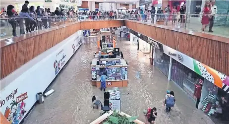  ??  ?? La planta baja del centro comercial Plaza Patria quedó anegada, por lo que varios visitantes tuvieron que ser auxiliados para salir.