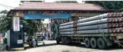  ?? CHUSNUL CAHYADI/JAWA POS ?? KELUAR MASUK: Truk trailer yang memuat tiang pancang beton masuk ke Pelabuhan Gresik kemarin.