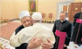  ??  ?? Abrazo entre el el papa Francisco y el imán Ahmed Al-tayeb.