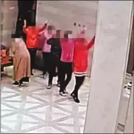  ??  ?? 南京有大媽為了躲霧霾，竟闖進一家酒店，占領大廳跳「廣場舞」。 (視頻截圖)