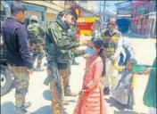  ?? ANI ?? Police personnel distribute masks and sweets among children on Eid in Sopore on Sunday.