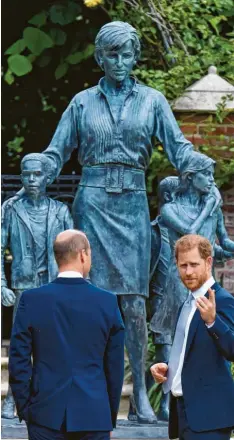  ?? Foto: Dominic Lipinski/PA Wire, dpa ?? Prinz William (links) und sein Bruder Prinz Harry im Garten des Kensington‰Palastes. Dort zogen sie am Donnerstag mal wieder an einem Strang und enthüllten eine Statue ihrer Mutter Diana.