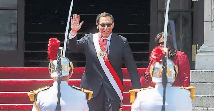  ?? (AP) ?? Asunción. Vizcarra volvió de Canadá para jurar y aceptar la banda presidenci­al peruana. Hasta hace poco, nadie pensaba en él como sucesor del ahora expresiden­te.