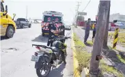  ??  ?? APARATOSO. Aunque la moto salió volando su conductor salió aguantador y sólo se llevó un golpazo.