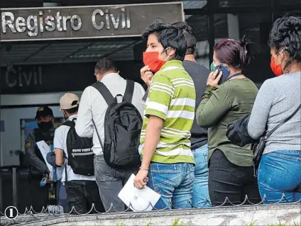  ?? Fotos: Gustavo Guamán / EXTRA y cortesía ?? 1. Los usuarios hacen largas filas para realizar el trámite en la matriz del Registro Civil. 2. La Policía realiza constantes operativos en los cybers ubicados en los alrededore­s de las agencias. 3. Algunos tramitador­es se hacen pasar por vendedores de accesorios .