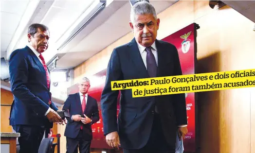  ??  ?? Arguidos Paulo Gocalves e dois officials de justica foram tambem acusados.