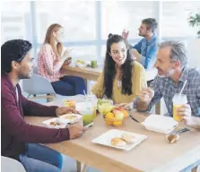  ?? |THINKSTOCK­PHOTO ?? Almorzar con los compañeros de oficina es una oportunida­d de realizar networking