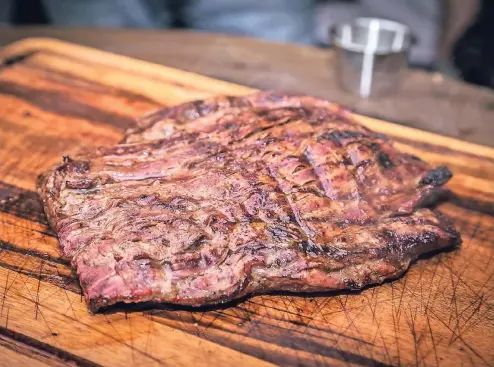  ??  ?? Das Flank Steak ist perfekt zum Teilen. Es wird quer zur Faser dünn aufgeschni­tten und zum Beispiel auf Ciabatta gelegt.