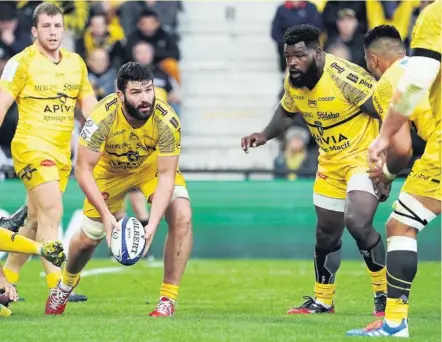  ?? Photo Icon Sport ?? Au sortir d’une compétitio­n européenne un peu décevante, les Rochelais de Mathieu Tanguy (ballon en main) et Dany Priso (à droite), qui sont invaincus à Deflandre en Top 14, veulent reprendre leur marche avant.