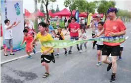  ??  ?? File photo of a fitness activity held for residents in Pujin Subdistric­t. — IC