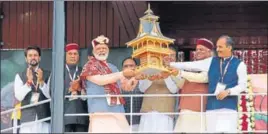  ?? DEEPAK SANSTA/HT ?? BJP leaders honouring PM Modi during the ‘Parivartan Rally’ in Shimla on Thursday.