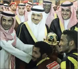  ??  ?? أمير منطقة الرياض خالد بن بندر يسلم الكأس للاعبي الاتحاد