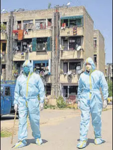  ?? KESHAV SINGH/HT ?? A Chandigarh administra­tion’s quarantine team carrying out contact tracing at the rehabilita­tion colony in Dhanas, after a Covid positive case was reported there on Tuesday.