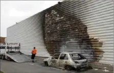  ?? (Photos France  et AFP) ?? La course-poursuite, qui s’est soldée par une violente collision (photo dans le titre), a ensuite dégénéré en émeute.