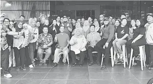  ?? — Gambar Roystein Emmor ?? KENANGAN: Rubiah (duduk tiga kiri) merakam gambar bersama rakan strategik pada Sembang Santai Media KKDW di Kuching.