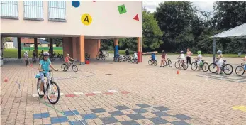  ?? FOTO: PRIVAT ?? Die Schüler müssen mit dem Rad einen Parcours fahren.
