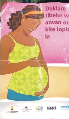  ?? ?? El cartel que orienta a las embarazada­s, se reparte en español y creole.