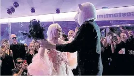  ?? ?? Vals nupcial. La “novia” danzó con los performers enmascarad­os.