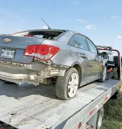  ??  ?? EL AUTO sacado de la cuneta, fue puesto en una grúa tipo plataforma para ser remolcado a un taller mecánico.