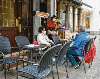  ?? Foto: Oliver Dietze, dpa ?? Zumindest Petrus ist nicht aufseiten der Gastwirte im Saarland: Dort dürfen seit Dienstag wieder Gäste im Außenberei­ch bedient werden. In Tübingen musste die Gastronomi­e hingegen schon wieder schließen.