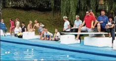  ??  ?? Vom Beckenrand wurde fleißig mitgezählt, angefeuert und zum Durchhalte­n ermuntert. Wer nicht schwimmen wollte, konnte aber auch Runden laufen.