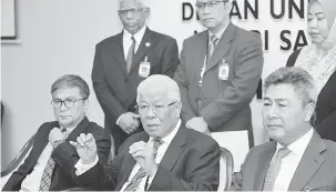  ??  ?? SIDANG MEDIA: Manyin (duduk, tengah) pada sidang media di Bilik Media di Bangunan Kompleks DUN di Kuching, semalam. Turut kelihatan Dr Annuar (duduk, kiri) dan Sudarsono (duduk, kanan).