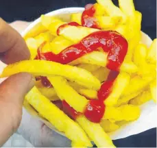  ?? FOTO: DPA ?? Pommes mit Ketchup zählen neben Spätzle mit Soß hierzuland­e zu den Spezialitä­ten für Kinder.