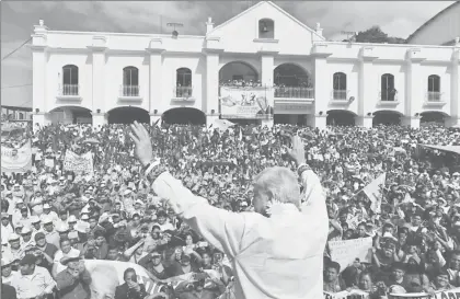  ??  ?? Al continuar su recorrido por municipios de Oaxaca (en la imagen, en Huautla de Jiménez), Andrés Manuel López Obrador dijo estar “contento, mucho muy contento, porque los medios de informació­n en el país tienen una actitud de respeto hacia nosotros,...