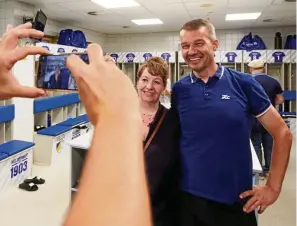  ?? TINO ZIPPEL (2) / ?? Erinnerung­sbild in der heutigen Kabine des FC Carl Zeiss Jena: Daniela und Steffen Hitzke sind große Fans.