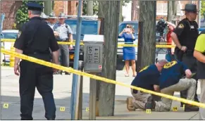  ??  ?? 俄亥俄州傑佛遜郡法官­布魯澤斯(右圖)21日在法院外遭到槍­擊，但受傷後仍奮力開槍還­擊。左圖為警方在現場調查。 （美聯社）