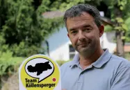  ??  ?? SvoltaPaul Köllensper­ger eletto in consiglio provincial­e con Il M5S mostra il simbolo della sua nuova lista