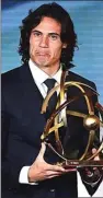  ?? FRANCK FIFE/AFP ?? AWARD: Edinson Cavani dengan trofi Pemain Terbaik Ligue 1 2017 di Pavillon d’Armenonvil­le, Paris.