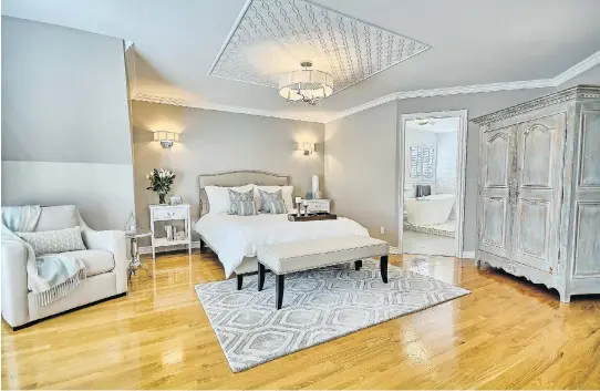  ?? PHOTO COURTESY OF CASA MÉDIA ?? A bedroom with neutral walls and furnishing­s benefits from the contrast of crisp white crown moulding and trim, as well as a decorative pattern that frames the ceiling light fixture and adds visual interest to the so-called fifth wall.