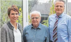  ?? FOTO: WARTENBERG ?? Judith Skudelny und der Bundestags­kandidat Dirk Mrotzeck (rechts) besuchen den Sigmaringe­r FDP-Stadtrat Siegfried Gebhardt.