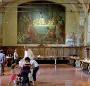  ??  ?? Nella foto in alto la biblioteca monumental­e dell’Abbazia di Monte Oliveto Maggiore Qui sopra da sinistra, il refettorio e il Chiostro grande
(foto: Cambi Sestini)