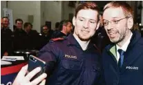  ??  ?? Polizeisch­üler beim Selfie mit dem Innenminis­ter