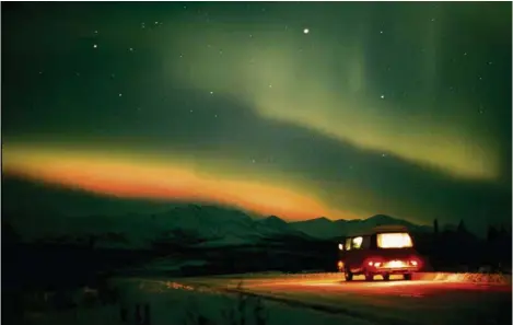  ?? (GETTY IMAGES) ?? Dans son roman aux allures de road movie, Dave Eggers met en scène Josie, une quarantena­ire qui largue les amarres avec ses deux enfants pour échapper à un quotidien étouffant.