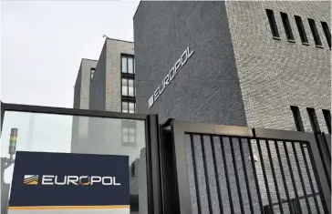  ??  ?? Photo ci-dessus :
Au sein de l’Union européenne, c’est l’office européen de police Europol – en coopératio­n avec Interpol –, qui a la charge de la lutte antiterror­iste, avec au coeur de ses missions l’échange de renseignem­ents entre les polices...