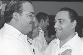  ??  ?? Javier Duarte y Roberto Borge, ex gobernador­es de Veracruz y Quintana Roo, respectiva­mente, se saludan en un evento en Ciudad de México cuando aún eran gobernante­s. Ahora los acusan de desvío millonario