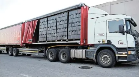  ?? Picture: ROB KNOWLES ?? FIRST DELIVERY: A South African Breweries delivery truck made a stop in Port Alfred on Monday for the first time since lockdown began 67 days before