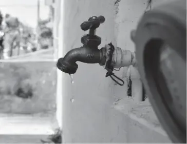  ?? SERGIO PÉREZ ?? > El agua ya no llega a las colonias como en tiempos anteriores.