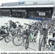  ?? ?? Arriba, contenedor para bicis en la estación de Sants. Abajo, aparcamien­to exterior de bicis en la misma estación barcelones­a y un usuario intentando superar el acceso con la bicicleta.