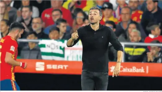  ?? FOTOS: ANTONIO PIZARRO ?? Luis Enrique da instruccio­nes desde la banda del Benito Villamarín a sus jugadores.