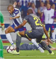  ??  ?? Brahimi tenta escapar a Marcão