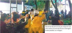  ??  ?? Decenas de personas se unían en oración sobre la avenida Álvaro Obregón; todos pedían un milagro.