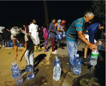 ?? DR ?? Numa demonstraç­ão de cidadania habitantes cumprem medidas de restrição ao consumo de água