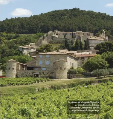  ??  ?? Le pittoresqu­e village de Gigondas,
sur la route des dentelles de Montmirail, est ceinturé par des remparts datant du Moyen Âge.